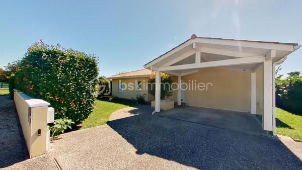 Coup de cœur assuré pour cette villa individuelle de 4 pièces, offrant 132 m² de surface totale (118 m² habitables + 14 m² de dépendance), proche des commodités et à quelques minutes seulement des plages et golfs d’Hossegor et Seignosse.

Exposée Sud, lumineuse, fonctionnelle et dans un cadre apaisant, elle propose une vaste pièce de vie avec grand îlot central, ouverte sur un espace extérieur convivial réunissant terrasse couverte, piscine chauffée, coin plancha et dépendance actuellement aménagée en bureau.

Vous profiterez également d’une agréable suite parentale avec dressing, salle d’eau et WC, de deux chambres avec placards, d’une seconde salle d’eau, d’un WC indépendant et d’un cellier.

Un carport, deux places de stationnement privatives ainsi qu’un local technique avec espace de rangement viennent compléter cet ensemble sur un terrain clos de 627 m².

Le mobilier peut également être acquis en supplément, en totalité ou en partie, selon vos besoins.

Visite virtuelle disponible sur demande.