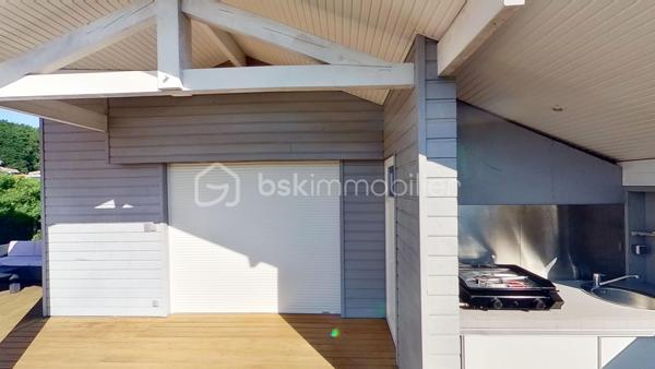 Coup de cœur assuré pour cette villa individuelle de 4 pièces, offrant 132 m² de surface totale (118 m² habitables + 14 m² de dépendance), proche des commodités et à quelques minutes seulement des plages et golfs d’Hossegor et Seignosse.

Exposée Sud, lumineuse, fonctionnelle et dans un cadre apaisant, elle propose une vaste pièce de vie avec grand îlot central, ouverte sur un espace extérieur convivial réunissant terrasse couverte, piscine chauffée, coin plancha et dépendance actuellement aménagée en bureau.

Vous profiterez également d’une agréable suite parentale avec dressing, salle d’eau et WC, de deux chambres avec placards, d’une seconde salle d’eau, d’un WC indépendant et d’un cellier.

Un carport, deux places de stationnement privatives ainsi qu’un local technique avec espace de rangement viennent compléter cet ensemble sur un terrain clos de 627 m².

Le mobilier peut également être acquis en supplément, en totalité ou en partie, selon vos besoins.

Visite virtuelle disponible sur demande.