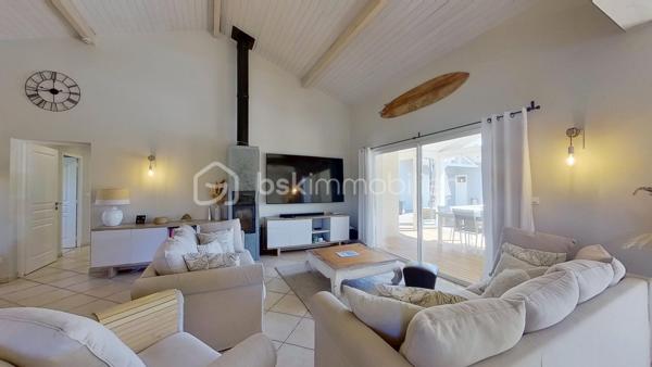 Coup de cœur assuré pour cette villa individuelle de 4 pièces, offrant 132 m² de surface totale (118 m² habitables + 14 m² de dépendance), proche des commodités et à quelques minutes seulement des plages et golfs d’Hossegor et Seignosse.

Exposée Sud, lumineuse, fonctionnelle et dans un cadre apaisant, elle propose une vaste pièce de vie avec grand îlot central, ouverte sur un espace extérieur convivial réunissant terrasse couverte, piscine chauffée, coin plancha et dépendance actuellement aménagée en bureau.

Vous profiterez également d’une agréable suite parentale avec dressing, salle d’eau et WC, de deux chambres avec placards, d’une seconde salle d’eau, d’un WC indépendant et d’un cellier.

Un carport, deux places de stationnement privatives ainsi qu’un local technique avec espace de rangement viennent compléter cet ensemble sur un terrain clos de 627 m².

Le mobilier peut également être acquis en supplément, en totalité ou en partie, selon vos besoins.

Visite virtuelle disponible sur demande.