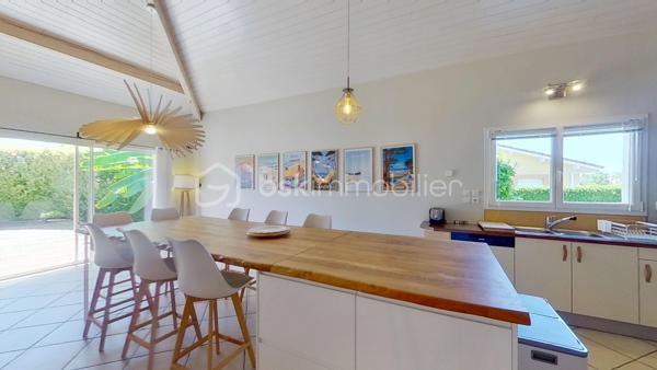 Coup de cœur assuré pour cette villa individuelle de 4 pièces, offrant 132 m² de surface totale (118 m² habitables + 14 m² de dépendance), proche des commodités et à quelques minutes seulement des plages et golfs d’Hossegor et Seignosse.

Exposée Sud, lumineuse, fonctionnelle et dans un cadre apaisant, elle propose une vaste pièce de vie avec grand îlot central, ouverte sur un espace extérieur convivial réunissant terrasse couverte, piscine chauffée, coin plancha et dépendance actuellement aménagée en bureau.

Vous profiterez également d’une agréable suite parentale avec dressing, salle d’eau et WC, de deux chambres avec placards, d’une seconde salle d’eau, d’un WC indépendant et d’un cellier.

Un carport, deux places de stationnement privatives ainsi qu’un local technique avec espace de rangement viennent compléter cet ensemble sur un terrain clos de 627 m².

Le mobilier peut également être acquis en supplément, en totalité ou en partie, selon vos besoins.

Visite virtuelle disponible sur demande.