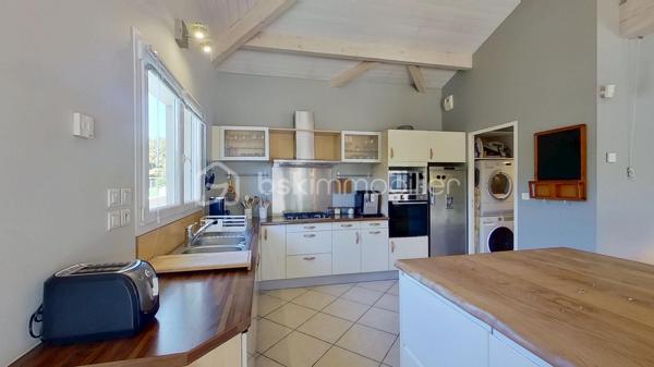 Coup de cœur assuré pour cette villa individuelle de 4 pièces, offrant 132 m² de surface totale (118 m² habitables + 14 m² de dépendance), proche des commodités et à quelques minutes seulement des plages et golfs d’Hossegor et Seignosse.

Exposée Sud, lumineuse, fonctionnelle et dans un cadre apaisant, elle propose une vaste pièce de vie avec grand îlot central, ouverte sur un espace extérieur convivial réunissant terrasse couverte, piscine chauffée, coin plancha et dépendance actuellement aménagée en bureau.

Vous profiterez également d’une agréable suite parentale avec dressing, salle d’eau et WC, de deux chambres avec placards, d’une seconde salle d’eau, d’un WC indépendant et d’un cellier.

Un carport, deux places de stationnement privatives ainsi qu’un local technique avec espace de rangement viennent compléter cet ensemble sur un terrain clos de 627 m².

Le mobilier peut également être acquis en supplément, en totalité ou en partie, selon vos besoins.

Visite virtuelle disponible sur demande.