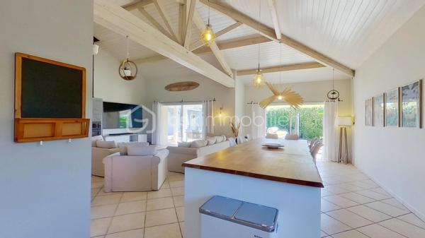 Coup de cœur assuré pour cette villa individuelle de 4 pièces, offrant 132 m² de surface totale (118 m² habitables + 14 m² de dépendance), proche des commodités et à quelques minutes seulement des plages et golfs d’Hossegor et Seignosse.

Exposée Sud, lumineuse, fonctionnelle et dans un cadre apaisant, elle propose une vaste pièce de vie avec grand îlot central, ouverte sur un espace extérieur convivial réunissant terrasse couverte, piscine chauffée, coin plancha et dépendance actuellement aménagée en bureau.

Vous profiterez également d’une agréable suite parentale avec dressing, salle d’eau et WC, de deux chambres avec placards, d’une seconde salle d’eau, d’un WC indépendant et d’un cellier.

Un carport, deux places de stationnement privatives ainsi qu’un local technique avec espace de rangement viennent compléter cet ensemble sur un terrain clos de 627 m².

Le mobilier peut également être acquis en supplément, en totalité ou en partie, selon vos besoins.

Visite virtuelle disponible sur demande.