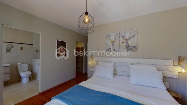 Coup de cœur assuré pour cette villa individuelle de 4 pièces, offrant 132 m² de surface totale (118 m² habitables + 14 m² de dépendance), proche des commodités et à quelques minutes seulement des plages et golfs d’Hossegor et Seignosse.

Exposée Sud, lumineuse, fonctionnelle et dans un cadre apaisant, elle propose une vaste pièce de vie avec grand îlot central, ouverte sur un espace extérieur convivial réunissant terrasse couverte, piscine chauffée, coin plancha et dépendance actuellement aménagée en bureau.

Vous profiterez également d’une agréable suite parentale avec dressing, salle d’eau et WC, de deux chambres avec placards, d’une seconde salle d’eau, d’un WC indépendant et d’un cellier.

Un carport, deux places de stationnement privatives ainsi qu’un local technique avec espace de rangement viennent compléter cet ensemble sur un terrain clos de 627 m².

Le mobilier peut également être acquis en supplément, en totalité ou en partie, selon vos besoins.

Visite virtuelle disponible sur demande.