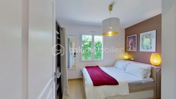Coup de cœur assuré pour cette villa individuelle de 4 pièces, offrant 132 m² de surface totale (118 m² habitables + 14 m² de dépendance), proche des commodités et à quelques minutes seulement des plages et golfs d’Hossegor et Seignosse.

Exposée Sud, lumineuse, fonctionnelle et dans un cadre apaisant, elle propose une vaste pièce de vie avec grand îlot central, ouverte sur un espace extérieur convivial réunissant terrasse couverte, piscine chauffée, coin plancha et dépendance actuellement aménagée en bureau.

Vous profiterez également d’une agréable suite parentale avec dressing, salle d’eau et WC, de deux chambres avec placards, d’une seconde salle d’eau, d’un WC indépendant et d’un cellier.

Un carport, deux places de stationnement privatives ainsi qu’un local technique avec espace de rangement viennent compléter cet ensemble sur un terrain clos de 627 m².

Le mobilier peut également être acquis en supplément, en totalité ou en partie, selon vos besoins.

Visite virtuelle disponible sur demande.