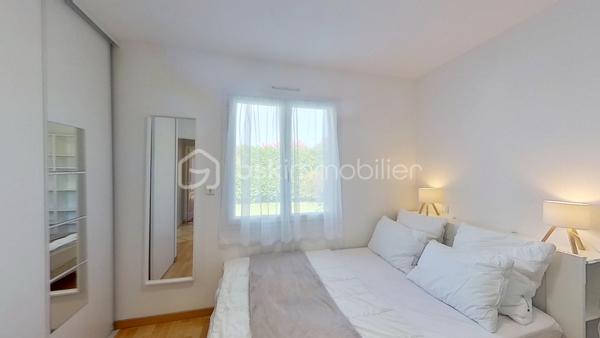 Coup de cœur assuré pour cette villa individuelle de 4 pièces, offrant 132 m² de surface totale (118 m² habitables + 14 m² de dépendance), proche des commodités et à quelques minutes seulement des plages et golfs d’Hossegor et Seignosse.

Exposée Sud, lumineuse, fonctionnelle et dans un cadre apaisant, elle propose une vaste pièce de vie avec grand îlot central, ouverte sur un espace extérieur convivial réunissant terrasse couverte, piscine chauffée, coin plancha et dépendance actuellement aménagée en bureau.

Vous profiterez également d’une agréable suite parentale avec dressing, salle d’eau et WC, de deux chambres avec placards, d’une seconde salle d’eau, d’un WC indépendant et d’un cellier.

Un carport, deux places de stationnement privatives ainsi qu’un local technique avec espace de rangement viennent compléter cet ensemble sur un terrain clos de 627 m².

Le mobilier peut également être acquis en supplément, en totalité ou en partie, selon vos besoins.

Visite virtuelle disponible sur demande.