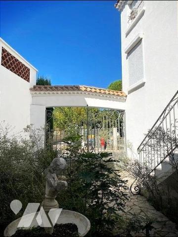 MAISON DE VILLAGE COMPOSEE DE 2 LOGEMENTS + JARDIN ET DOUBLE GARAGE