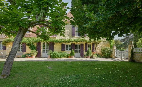 Charmant Domaine , Lalinde +/-392m2, 10 ch,  dépendance , piscine, +/-13ha