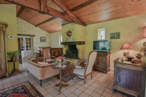 Charmant Domaine , Lalinde +/-392m2, 10 ch,  dépendance , piscine, +/-13ha