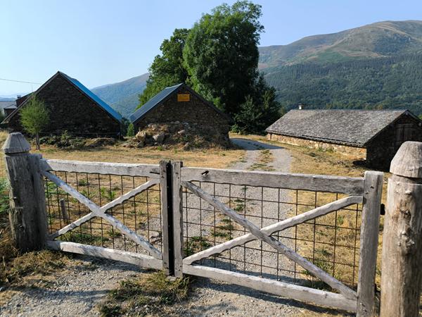 Corps de ferme de montagne , superbement rénové , dépendances 3.2 HA Tarascon sur ariege