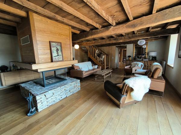 Corps de ferme de montagne , superbement rénové , dépendances 3.2 HA Tarascon sur ariege