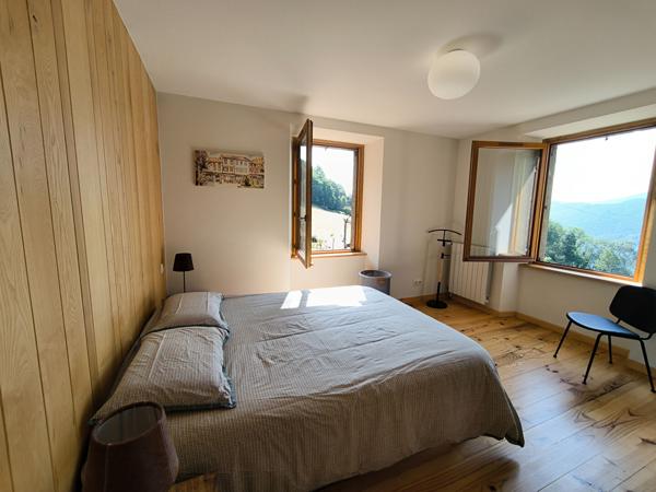 Corps de ferme de montagne , superbement rénové , dépendances 3.2 HA Tarascon sur ariege