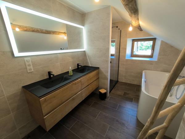 Corps de ferme de montagne , superbement rénové , dépendances 3.2 HA Tarascon sur ariege