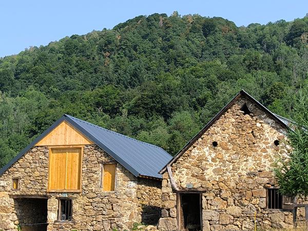 Corps de ferme de montagne , superbement rénové , dépendances 3.2 HA Tarascon sur ariege