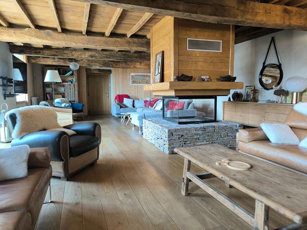 Corps de ferme de montagne , superbement rénové , dépendances 3.2 HA Tarascon sur ariege