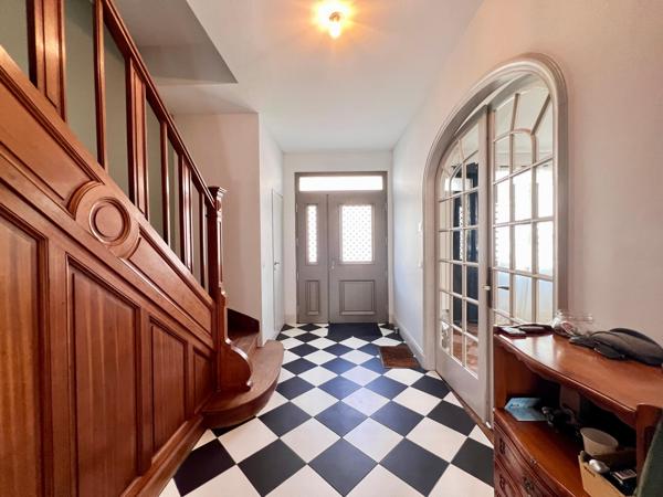 Maison Bourgeoise Rénové avec Potentiel - 3 Chambres ( 4 possible ) avec Garage - Sacré Coeur