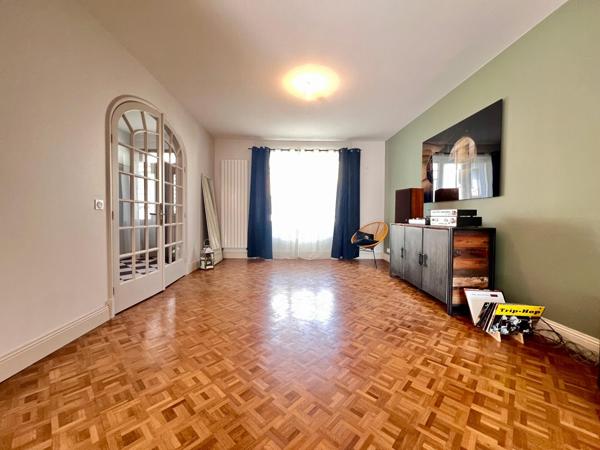 Maison Bourgeoise Rénové avec Potentiel - 3 Chambres ( 4 possible ) avec Garage - Sacré Coeur