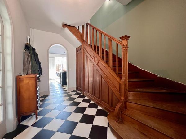 Maison Bourgeoise Rénové avec Potentiel - 3 Chambres ( 4 possible ) avec Garage - Sacré Coeur