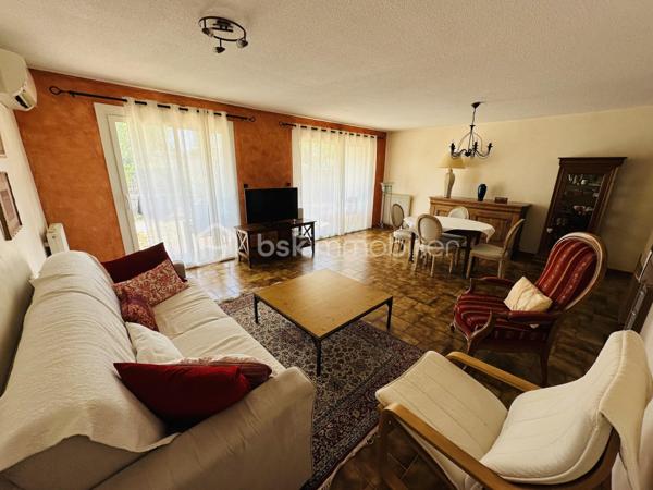 Montélimar - Bien rare a la vente ! Appartement en rez de jardin vendu avec garage, place de parking privative et cave. Ce bien est composé d’un double séjour lumineux de 35m2 environ avec accès exterieur, cuisine indépendante avec coin repas et loggia, 2 chambres volumineuses, espace dressing, toilettes indépendantes et salle d’eau récemment refaite à neuve.
Idéalement situé proche des établissements scolaires, commodités et axes de transport ne manquez pas cette opportunité unique et contactez moi sans plus attendre au 0763174209 pour une visite.