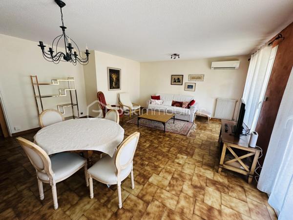 Montélimar - Bien rare a la vente ! Appartement en rez de jardin vendu avec garage, place de parking privative et cave. Ce bien est composé d’un double séjour lumineux de 35m2 environ avec accès exterieur, cuisine indépendante avec coin repas et loggia, 2 chambres volumineuses, espace dressing, toilettes indépendantes et salle d’eau récemment refaite à neuve.
Idéalement situé proche des établissements scolaires, commodités et axes de transport ne manquez pas cette opportunité unique et contactez moi sans plus attendre au 0763174209 pour une visite.
