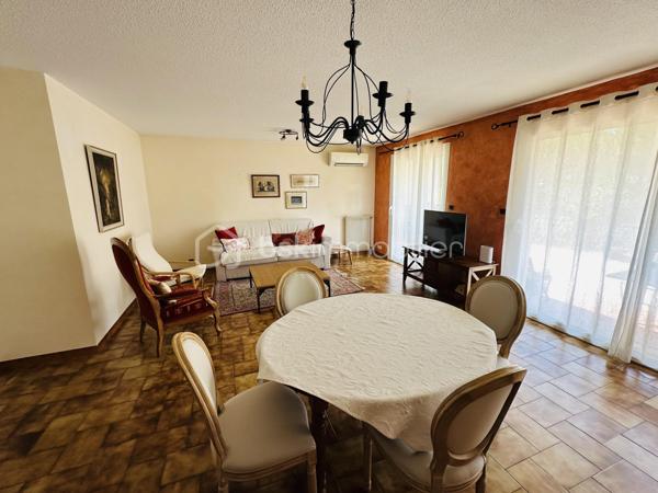 Montélimar - Bien rare a la vente ! Appartement en rez de jardin vendu avec garage, place de parking privative et cave. Ce bien est composé d’un double séjour lumineux de 35m2 environ avec accès exterieur, cuisine indépendante avec coin repas et loggia, 2 chambres volumineuses, espace dressing, toilettes indépendantes et salle d’eau récemment refaite à neuve.
Idéalement situé proche des établissements scolaires, commodités et axes de transport ne manquez pas cette opportunité unique et contactez moi sans plus attendre au 0763174209 pour une visite.