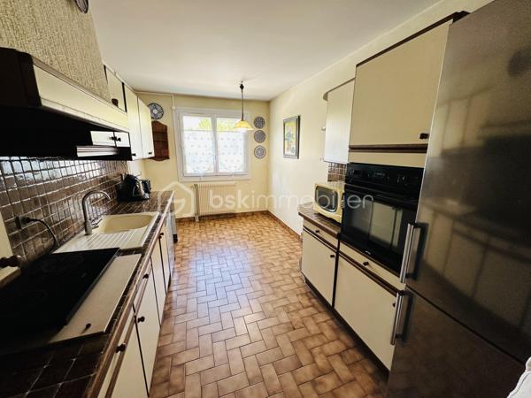 Montélimar - Bien rare a la vente ! Appartement en rez de jardin vendu avec garage, place de parking privative et cave. Ce bien est composé d’un double séjour lumineux de 35m2 environ avec accès exterieur, cuisine indépendante avec coin repas et loggia, 2 chambres volumineuses, espace dressing, toilettes indépendantes et salle d’eau récemment refaite à neuve.
Idéalement situé proche des établissements scolaires, commodités et axes de transport ne manquez pas cette opportunité unique et contactez moi sans plus attendre au 0763174209 pour une visite.