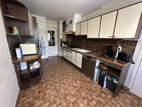 Montélimar - Bien rare a la vente ! Appartement en rez de jardin vendu avec garage, place de parking privative et cave. Ce bien est composé d’un double séjour lumineux de 35m2 environ avec accès exterieur, cuisine indépendante avec coin repas et loggia, 2 chambres volumineuses, espace dressing, toilettes indépendantes et salle d’eau récemment refaite à neuve.
Idéalement situé proche des établissements scolaires, commodités et axes de transport ne manquez pas cette opportunité unique et contactez moi sans plus attendre au 0763174209 pour une visite.