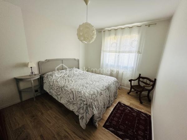 Montélimar - Bien rare a la vente ! Appartement en rez de jardin vendu avec garage, place de parking privative et cave. Ce bien est composé d’un double séjour lumineux de 35m2 environ avec accès exterieur, cuisine indépendante avec coin repas et loggia, 2 chambres volumineuses, espace dressing, toilettes indépendantes et salle d’eau récemment refaite à neuve.
Idéalement situé proche des établissements scolaires, commodités et axes de transport ne manquez pas cette opportunité unique et contactez moi sans plus attendre au 0763174209 pour une visite.