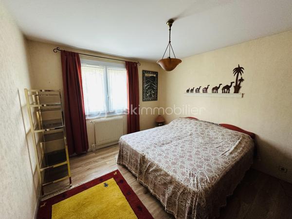 Montélimar - Bien rare a la vente ! Appartement en rez de jardin vendu avec garage, place de parking privative et cave. Ce bien est composé d’un double séjour lumineux de 35m2 environ avec accès exterieur, cuisine indépendante avec coin repas et loggia, 2 chambres volumineuses, espace dressing, toilettes indépendantes et salle d’eau récemment refaite à neuve.
Idéalement situé proche des établissements scolaires, commodités et axes de transport ne manquez pas cette opportunité unique et contactez moi sans plus attendre au 0763174209 pour une visite.