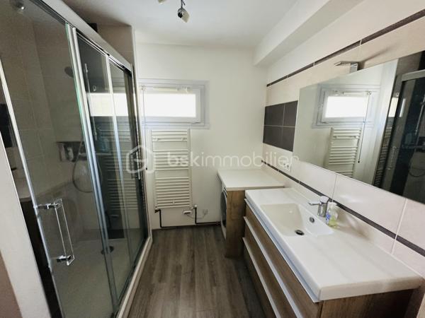 Montélimar - Bien rare a la vente ! Appartement en rez de jardin vendu avec garage, place de parking privative et cave. Ce bien est composé d’un double séjour lumineux de 35m2 environ avec accès exterieur, cuisine indépendante avec coin repas et loggia, 2 chambres volumineuses, espace dressing, toilettes indépendantes et salle d’eau récemment refaite à neuve.
Idéalement situé proche des établissements scolaires, commodités et axes de transport ne manquez pas cette opportunité unique et contactez moi sans plus attendre au 0763174209 pour une visite.