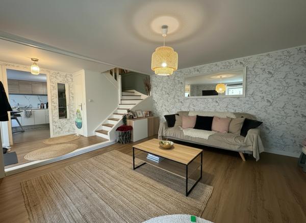 Maison de ville rénovée + dépendance et grenier