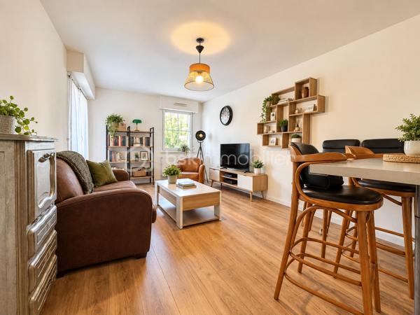 BSKIMMOBILIER vous propose : À Arradon, découvrez cet agréable appartement T2 avec terrasse situé en rez-de-chaussée surélevé, parfaitement entretenu et décoré dans un style actuel.
L'appartement se compose d'une entrée avec placard, d'un bel espace de vie avec cuisine aménagée et équipée, d'une chambre avec salle de bain, ainsi que d'un WC indépendant.
Propre, fonctionnel et au goût du jour, ce bien ne nécessite pas de travaux particuliers et constitue une opportunité intéressante pour un investissement locatif.
Une place de stationnement privative complète l'ensemble.
L'appartement est vendu avec son locataire en place dans le cadre d'un bail meublé, permettant à l'acquéreur de bénéficier immédiatement d'un revenu locatif.

Les atouts :
Appartement T2 avec terrasse en rez-de-chaussée surélevé
Cuisine aménagée et équipée
Appartement propre et entretenu
Stationnement privatif
Locataire déjà en place
Bail meublé en cours
Situation recherchée à Arradon
Une belle opportunité d'investissement sur le secteur d'Arradon.

Pour plus d'information et visiter ce bien contactez Guillaume LE STRAT.

Pour vous, je réalise, gratuitement et sous 48h votre avis de valeur dans le cadre d’une succession ou de votre projet de vente sur les secteurs Golfe du Morbihan, Pays d'Auray, Ploemel, Brech, Pluneret, Sainte-Anne-D'Auray, Plumergat, Le Bono, Plougoumelen, Baden...Pluvigner et ses alentours... Au plaisir de vous aider ou vous accompagner personnellement dans votre projet immobilier !