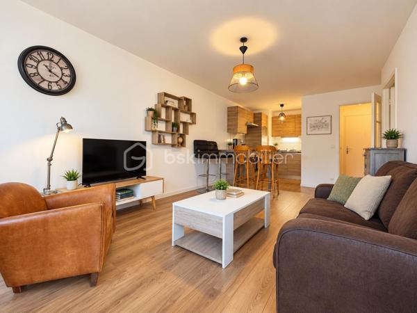 BSKIMMOBILIER vous propose : À Arradon, découvrez cet agréable appartement T2 avec terrasse situé en rez-de-chaussée surélevé, parfaitement entretenu et décoré dans un style actuel.
L'appartement se compose d'une entrée avec placard, d'un bel espace de vie avec cuisine aménagée et équipée, d'une chambre avec salle de bain, ainsi que d'un WC indépendant.
Propre, fonctionnel et au goût du jour, ce bien ne nécessite pas de travaux particuliers et constitue une opportunité intéressante pour un investissement locatif.
Une place de stationnement privative complète l'ensemble.
L'appartement est vendu avec son locataire en place dans le cadre d'un bail meublé, permettant à l'acquéreur de bénéficier immédiatement d'un revenu locatif.

Les atouts :
Appartement T2 avec terrasse en rez-de-chaussée surélevé
Cuisine aménagée et équipée
Appartement propre et entretenu
Stationnement privatif
Locataire déjà en place
Bail meublé en cours
Situation recherchée à Arradon
Une belle opportunité d'investissement sur le secteur d'Arradon.

Pour plus d'information et visiter ce bien contactez Guillaume LE STRAT.

Pour vous, je réalise, gratuitement et sous 48h votre avis de valeur dans le cadre d’une succession ou de votre projet de vente sur les secteurs Golfe du Morbihan, Pays d'Auray, Ploemel, Brech, Pluneret, Sainte-Anne-D'Auray, Plumergat, Le Bono, Plougoumelen, Baden...Pluvigner et ses alentours... Au plaisir de vous aider ou vous accompagner personnellement dans votre projet immobilier !