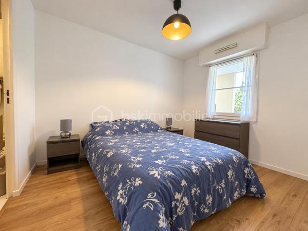 BSKIMMOBILIER vous propose : À Arradon, découvrez cet agréable appartement T2 avec terrasse situé en rez-de-chaussée surélevé, parfaitement entretenu et décoré dans un style actuel.
L'appartement se compose d'une entrée avec placard, d'un bel espace de vie avec cuisine aménagée et équipée, d'une chambre avec salle de bain, ainsi que d'un WC indépendant.
Propre, fonctionnel et au goût du jour, ce bien ne nécessite pas de travaux particuliers et constitue une opportunité intéressante pour un investissement locatif.
Une place de stationnement privative complète l'ensemble.
L'appartement est vendu avec son locataire en place dans le cadre d'un bail meublé, permettant à l'acquéreur de bénéficier immédiatement d'un revenu locatif.

Les atouts :
Appartement T2 avec terrasse en rez-de-chaussée surélevé
Cuisine aménagée et équipée
Appartement propre et entretenu
Stationnement privatif
Locataire déjà en place
Bail meublé en cours
Situation recherchée à Arradon
Une belle opportunité d'investissement sur le secteur d'Arradon.

Pour plus d'information et visiter ce bien contactez Guillaume LE STRAT.

Pour vous, je réalise, gratuitement et sous 48h votre avis de valeur dans le cadre d’une succession ou de votre projet de vente sur les secteurs Golfe du Morbihan, Pays d'Auray, Ploemel, Brech, Pluneret, Sainte-Anne-D'Auray, Plumergat, Le Bono, Plougoumelen, Baden...Pluvigner et ses alentours... Au plaisir de vous aider ou vous accompagner personnellement dans votre projet immobilier !