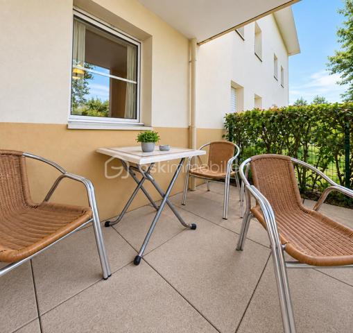 BSKIMMOBILIER vous propose : À Arradon, découvrez cet agréable appartement T2 avec terrasse situé en rez-de-chaussée surélevé, parfaitement entretenu et décoré dans un style actuel.
L'appartement se compose d'une entrée avec placard, d'un bel espace de vie avec cuisine aménagée et équipée, d'une chambre avec salle de bain, ainsi que d'un WC indépendant.
Propre, fonctionnel et au goût du jour, ce bien ne nécessite pas de travaux particuliers et constitue une opportunité intéressante pour un investissement locatif.
Une place de stationnement privative complète l'ensemble.
L'appartement est vendu avec son locataire en place dans le cadre d'un bail meublé, permettant à l'acquéreur de bénéficier immédiatement d'un revenu locatif.

Les atouts :
Appartement T2 avec terrasse en rez-de-chaussée surélevé
Cuisine aménagée et équipée
Appartement propre et entretenu
Stationnement privatif
Locataire déjà en place
Bail meublé en cours
Situation recherchée à Arradon
Une belle opportunité d'investissement sur le secteur d'Arradon.

Pour plus d'information et visiter ce bien contactez Guillaume LE STRAT.

Pour vous, je réalise, gratuitement et sous 48h votre avis de valeur dans le cadre d’une succession ou de votre projet de vente sur les secteurs Golfe du Morbihan, Pays d'Auray, Ploemel, Brech, Pluneret, Sainte-Anne-D'Auray, Plumergat, Le Bono, Plougoumelen, Baden...Pluvigner et ses alentours... Au plaisir de vous aider ou vous accompagner personnellement dans votre projet immobilier !