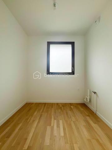 Paris en 9 minutes  - Villejuif, résidence Côté Jardin - Duplex 4 pièces · 91 m² · Terrasse 20 m² · Parking · DPE B 

Imaginez rentrer chez vous dans un appartement récemment construit, dans une résidence qui respire le calme — tout en sachant que Paris est à 9 minutes. C'est exactement ce que propose ce duplex d'exception.

Un bien pensé comme une maison: 
- Au rez-de-chaussée : une entrée avec rangements, une salle d'eau avec WC, une buanderie, et une première chambre de 12 m² idéale pour recevoir des invités ou créer un bureau indépendant de votre espace de vie.
- À l'étage, le cœur du foyer : une pièce de réception de 33 m² entièrement baignée de lumière naturelle grâce à son exposition Sud-Ouest, avec cuisine ouverte, deux chambres confortables, une salle de bain familiale et des WC séparés. La configuration du duplex garantit l'intimité de chaque occupant — une sensation de maison que rares sont les appartements à offrir.
- L'atout qui change tout : votre terrasse privée de 20 m². En plein ciel, prolongement direct de votre salon, cette terrasse est un luxe rare à ce prix en Île-de-France. Dîners en famille, jardin suspendu, espace détente — c'est votre espace extérieur exclusif, sans vis-à-vis.
Le confort sans compromis

Normes RT2012, isolation thermique et phonique premium 
DPE B — facture énergétique estimée entre 600 € et 870 €/an (charges maîtrisées)
Chaudière individuelle à gaz haute performance
Double vitrage + volets roulants électriques dans toutes les pièces
Parking sécurisé en sous-sol en sus du prix (prix sur demande)
Résidence avec jardin en permaculture, locaux vélos et poussettes

La localisation qui fait la différence
À 500 m à pied du métro Paul Vaillant Couturier (Ligne 7) et de la station Villejuif–Gustave Roussy (Ligne 14) — ouverte en janvier 2025. Paris 7e en 9 minutes, Saint-Lazare en 15 minutes. Commerces, écoles maternelle et primaire, centre commercial à moins de 5 minutes à pied.
Copropriété saine : 184 lots, charges 1 600 €/an (134 €/mois), aucune procédure en cours.
Dépenses énergétiques estimées entre 600 € et 870 €/an — source DPE réalisé le 30/10/2025.

📞 Damien Sachs — 06 10 60 84 22 — Visite virtuelle disponible
Partage d'honoraires accepté — réponse sous 24h garantie.