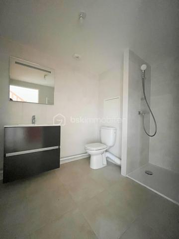 Paris en 9 minutes  - Villejuif, résidence Côté Jardin - Duplex 4 pièces · 91 m² · Terrasse 20 m² · Parking · DPE B 

Imaginez rentrer chez vous dans un appartement récemment construit, dans une résidence qui respire le calme — tout en sachant que Paris est à 9 minutes. C'est exactement ce que propose ce duplex d'exception.

Un bien pensé comme une maison: 
- Au rez-de-chaussée : une entrée avec rangements, une salle d'eau avec WC, une buanderie, et une première chambre de 12 m² idéale pour recevoir des invités ou créer un bureau indépendant de votre espace de vie.
- À l'étage, le cœur du foyer : une pièce de réception de 33 m² entièrement baignée de lumière naturelle grâce à son exposition Sud-Ouest, avec cuisine ouverte, deux chambres confortables, une salle de bain familiale et des WC séparés. La configuration du duplex garantit l'intimité de chaque occupant — une sensation de maison que rares sont les appartements à offrir.
- L'atout qui change tout : votre terrasse privée de 20 m². En plein ciel, prolongement direct de votre salon, cette terrasse est un luxe rare à ce prix en Île-de-France. Dîners en famille, jardin suspendu, espace détente — c'est votre espace extérieur exclusif, sans vis-à-vis.
Le confort sans compromis

Normes RT2012, isolation thermique et phonique premium 
DPE B — facture énergétique estimée entre 600 € et 870 €/an (charges maîtrisées)
Chaudière individuelle à gaz haute performance
Double vitrage + volets roulants électriques dans toutes les pièces
Parking sécurisé en sous-sol en sus du prix (prix sur demande)
Résidence avec jardin en permaculture, locaux vélos et poussettes

La localisation qui fait la différence
À 500 m à pied du métro Paul Vaillant Couturier (Ligne 7) et de la station Villejuif–Gustave Roussy (Ligne 14) — ouverte en janvier 2025. Paris 7e en 9 minutes, Saint-Lazare en 15 minutes. Commerces, écoles maternelle et primaire, centre commercial à moins de 5 minutes à pied.
Copropriété saine : 184 lots, charges 1 600 €/an (134 €/mois), aucune procédure en cours.
Dépenses énergétiques estimées entre 600 € et 870 €/an — source DPE réalisé le 30/10/2025.

📞 Damien Sachs — 06 10 60 84 22 — Visite virtuelle disponible
Partage d'honoraires accepté — réponse sous 24h garantie.