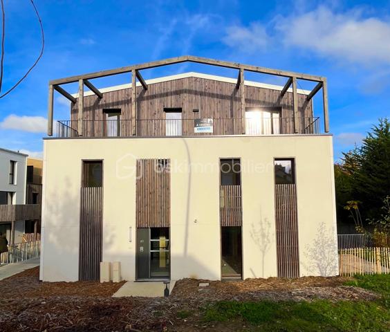 Paris en 9 minutes  - Villejuif, résidence Côté Jardin - Duplex 4 pièces · 91 m² · Terrasse 20 m² · Parking · DPE B 

Imaginez rentrer chez vous dans un appartement récemment construit, dans une résidence qui respire le calme — tout en sachant que Paris est à 9 minutes. C'est exactement ce que propose ce duplex d'exception.

Un bien pensé comme une maison: 
- Au rez-de-chaussée : une entrée avec rangements, une salle d'eau avec WC, une buanderie, et une première chambre de 12 m² idéale pour recevoir des invités ou créer un bureau indépendant de votre espace de vie.
- À l'étage, le cœur du foyer : une pièce de réception de 33 m² entièrement baignée de lumière naturelle grâce à son exposition Sud-Ouest, avec cuisine ouverte, deux chambres confortables, une salle de bain familiale et des WC séparés. La configuration du duplex garantit l'intimité de chaque occupant — une sensation de maison que rares sont les appartements à offrir.
- L'atout qui change tout : votre terrasse privée de 20 m². En plein ciel, prolongement direct de votre salon, cette terrasse est un luxe rare à ce prix en Île-de-France. Dîners en famille, jardin suspendu, espace détente — c'est votre espace extérieur exclusif, sans vis-à-vis.
Le confort sans compromis

Normes RT2012, isolation thermique et phonique premium 
DPE B — facture énergétique estimée entre 600 € et 870 €/an (charges maîtrisées)
Chaudière individuelle à gaz haute performance
Double vitrage + volets roulants électriques dans toutes les pièces
Parking sécurisé en sous-sol en sus du prix (prix sur demande)
Résidence avec jardin en permaculture, locaux vélos et poussettes

La localisation qui fait la différence
À 500 m à pied du métro Paul Vaillant Couturier (Ligne 7) et de la station Villejuif–Gustave Roussy (Ligne 14) — ouverte en janvier 2025. Paris 7e en 9 minutes, Saint-Lazare en 15 minutes. Commerces, écoles maternelle et primaire, centre commercial à moins de 5 minutes à pied.
Copropriété saine : 184 lots, charges 1 600 €/an (134 €/mois), aucune procédure en cours.
Dépenses énergétiques estimées entre 600 € et 870 €/an — source DPE réalisé le 30/10/2025.

📞 Damien Sachs — 06 10 60 84 22 — Visite virtuelle disponible
Partage d'honoraires accepté — réponse sous 24h garantie.