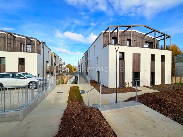 Paris en 9 minutes  - Villejuif, résidence Côté Jardin - Duplex 4 pièces · 91 m² · Terrasse 20 m² · Parking · DPE B 

Imaginez rentrer chez vous dans un appartement récemment construit, dans une résidence qui respire le calme — tout en sachant que Paris est à 9 minutes. C'est exactement ce que propose ce duplex d'exception.

Un bien pensé comme une maison: 
- Au rez-de-chaussée : une entrée avec rangements, une salle d'eau avec WC, une buanderie, et une première chambre de 12 m² idéale pour recevoir des invités ou créer un bureau indépendant de votre espace de vie.
- À l'étage, le cœur du foyer : une pièce de réception de 33 m² entièrement baignée de lumière naturelle grâce à son exposition Sud-Ouest, avec cuisine ouverte, deux chambres confortables, une salle de bain familiale et des WC séparés. La configuration du duplex garantit l'intimité de chaque occupant — une sensation de maison que rares sont les appartements à offrir.
- L'atout qui change tout : votre terrasse privée de 20 m². En plein ciel, prolongement direct de votre salon, cette terrasse est un luxe rare à ce prix en Île-de-France. Dîners en famille, jardin suspendu, espace détente — c'est votre espace extérieur exclusif, sans vis-à-vis.
Le confort sans compromis

Normes RT2012, isolation thermique et phonique premium 
DPE B — facture énergétique estimée entre 600 € et 870 €/an (charges maîtrisées)
Chaudière individuelle à gaz haute performance
Double vitrage + volets roulants électriques dans toutes les pièces
Parking sécurisé en sous-sol en sus du prix (prix sur demande)
Résidence avec jardin en permaculture, locaux vélos et poussettes

La localisation qui fait la différence
À 500 m à pied du métro Paul Vaillant Couturier (Ligne 7) et de la station Villejuif–Gustave Roussy (Ligne 14) — ouverte en janvier 2025. Paris 7e en 9 minutes, Saint-Lazare en 15 minutes. Commerces, écoles maternelle et primaire, centre commercial à moins de 5 minutes à pied.
Copropriété saine : 184 lots, charges 1 600 €/an (134 €/mois), aucune procédure en cours.
Dépenses énergétiques estimées entre 600 € et 870 €/an — source DPE réalisé le 30/10/2025.

📞 Damien Sachs — 06 10 60 84 22 — Visite virtuelle disponible
Partage d'honoraires accepté — réponse sous 24h garantie.