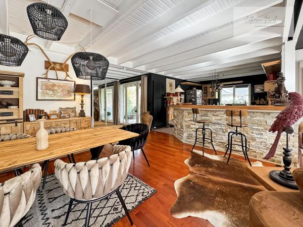 Villa familiale 217 M2 , jardin paysagé  , Au calme, proche commerces et plage