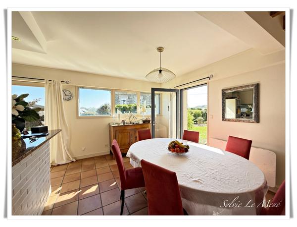 Maison d’Architecte Spacieuse et Lumineuse à Vendre à Rohan – 205 m² habitables