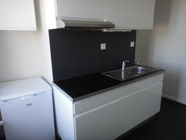 Loue Bourg, proche centre ville, T1 entièrement rénové