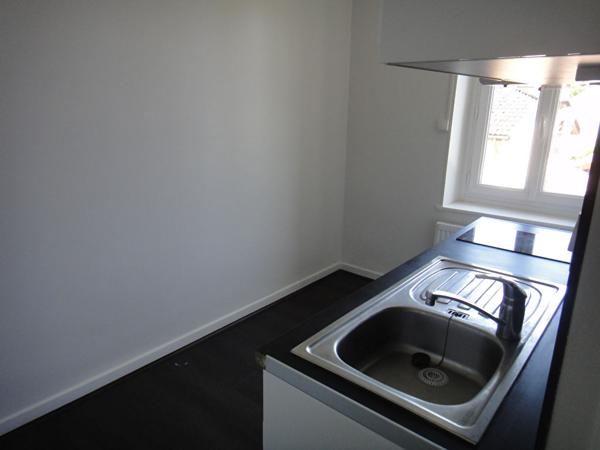 Loue Bourg, proche centre ville, T1 entièrement rénové