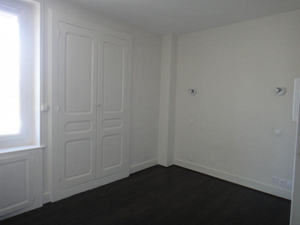 Loue Bourg, proche centre ville, T1 entièrement rénové