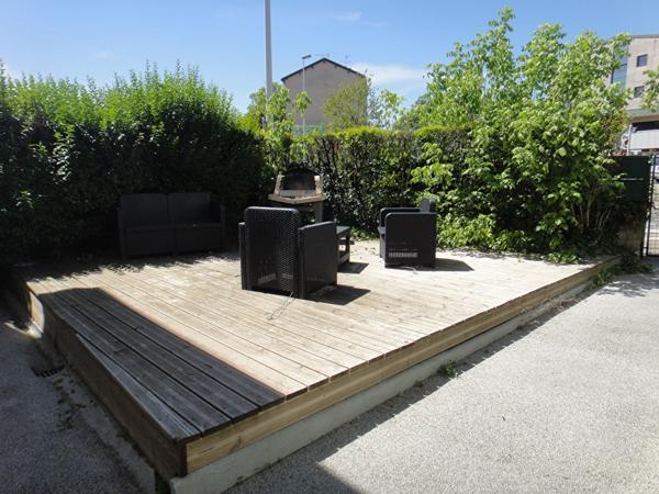 Loue Bourg, proche centre ville, T1 entièrement rénové