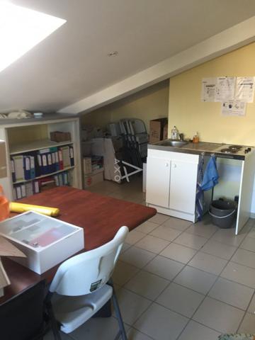 A louer toutes charges comprises,  un ensemble de bureaux et ses annexes..