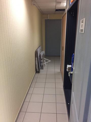 A louer toutes charges comprises,  un ensemble de bureaux et ses annexes..