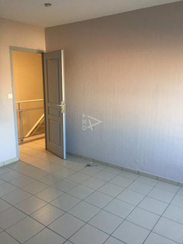 A louer toutes charges comprises,  un ensemble de bureaux et ses annexes..