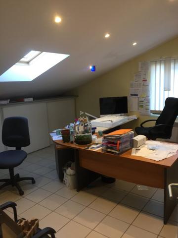 A louer toutes charges comprises,  un ensemble de bureaux et ses annexes..