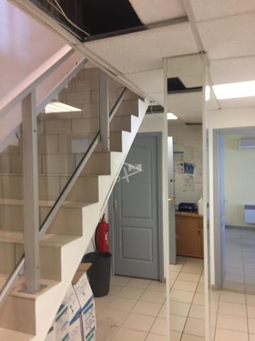 A louer toutes charges comprises,  un ensemble de bureaux et ses annexes..