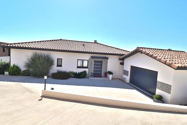 Villa contemporaine 5 pièce(s) 150 m2 sur un terrain de 1000m² avec piscine